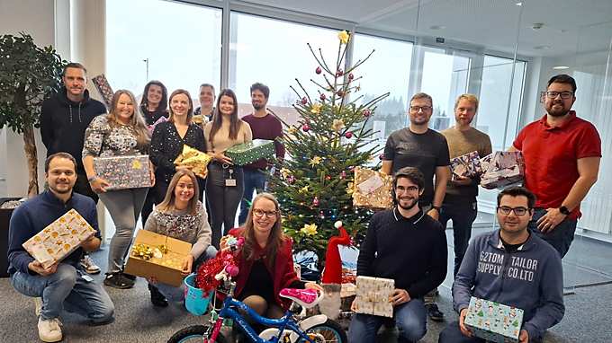 Gift Handover Christmas Wish Tree in Linz