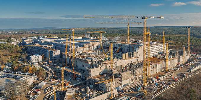 With the investment in the new plant in Dresden, Infineon is creating up to 1,000 additional jobs in the Saxon state capital.