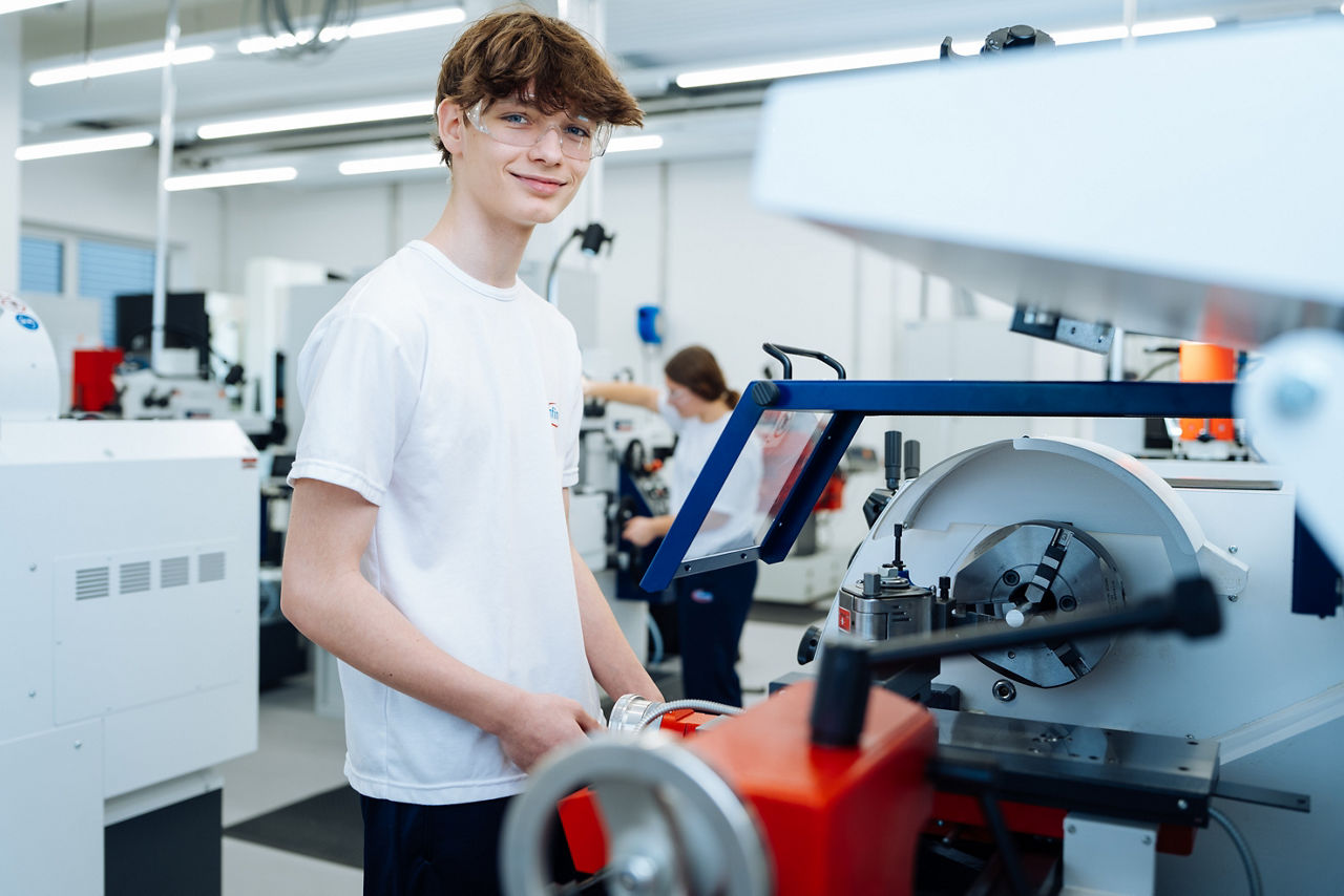 Die High-Tech Industrie benötigt Fachkräfte, die sich mit Elektrotechnik und Metalltechnik auskennen, um moderne Maschinen und Produktionsanlagen zu bedienen und zu warten.