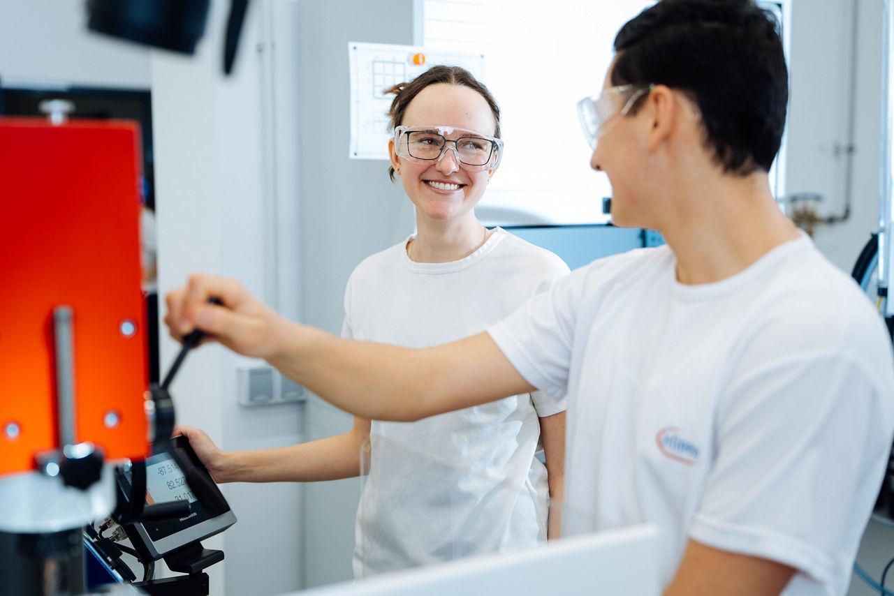 Erfahrenen Ausbildner*innen begleiten unsere Lehrlinge Schritt für Schritt durch die Ausbildung und vermitteln ihnen praxisrelevantes Wissen.