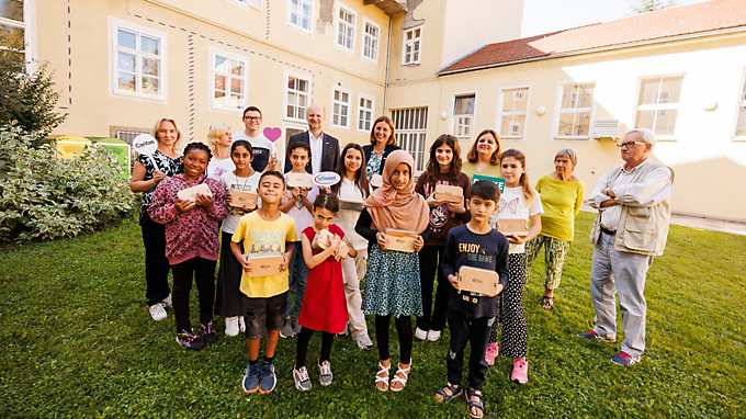 graz jausenboxen uebergabe inf caritas