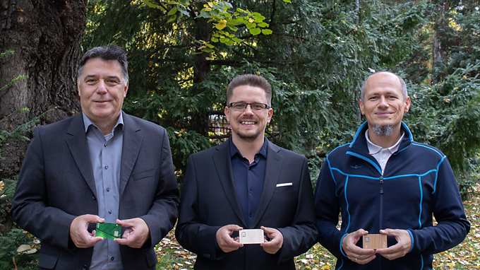 Benno Flecker, Patrick Friesser and Szabolcs Tompa-Antal from the development centre in Graz with SECORA™ Pay Green cards made of wood, paper and ceramic. 