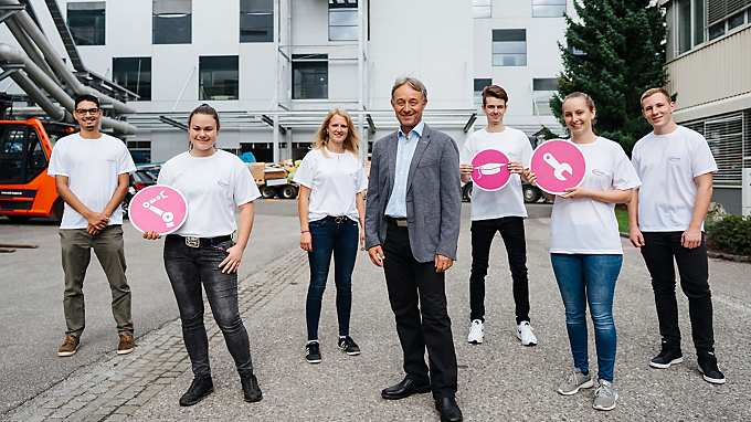 Infineon Austria COO and apprentices