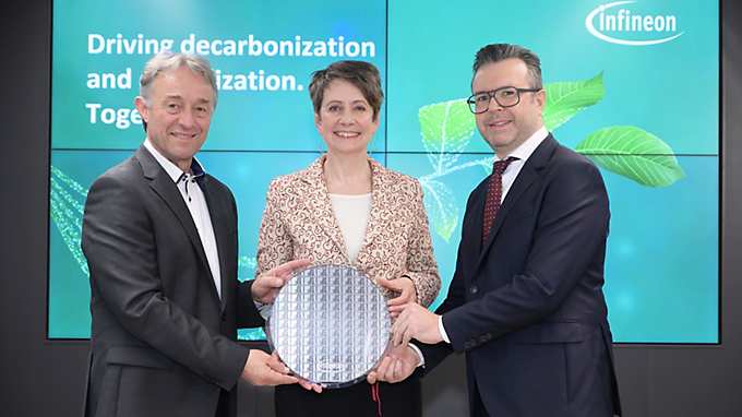 Jahrespressegespräch 2024: Infineon Austria Vorstand mit Wafer