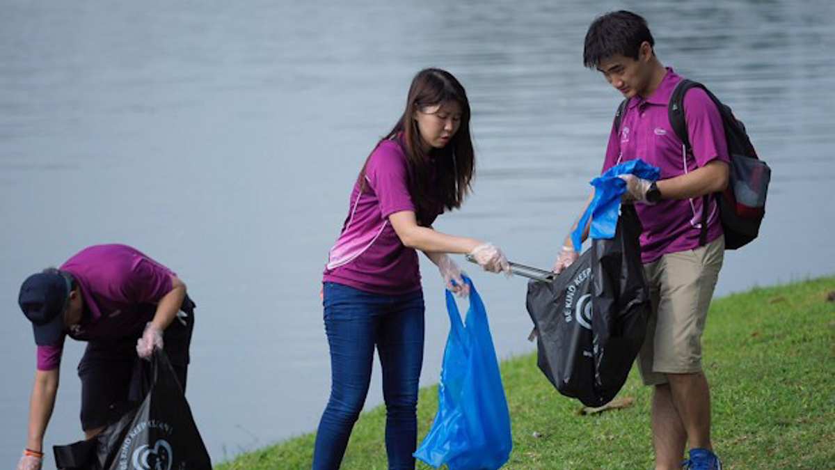Infineon Cares volunteers pick up litter at Kallang Riverside