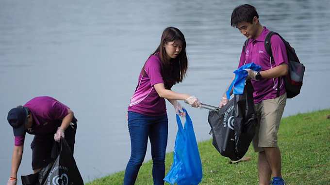 Infineon Cares volunteers pick up litter at Kallang Riverside