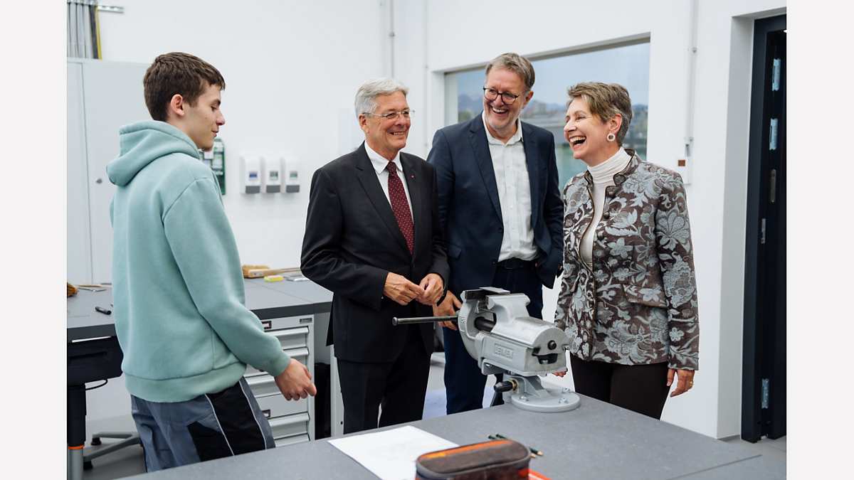 Werkstattbesichtigung im Rahmen der offiziellen Eröffnung des Lehrlingscampus. Der „Campo“ bietet modernsten Werkstätten, Laborflächen, Lehrsäle, Sozialräume und Büroräumlichkeiten.