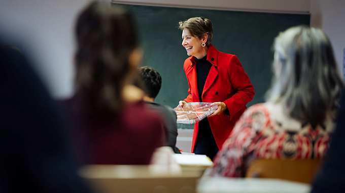 CEO Infineon Austria Sabine Herlitschka im Caritas Lerncafe