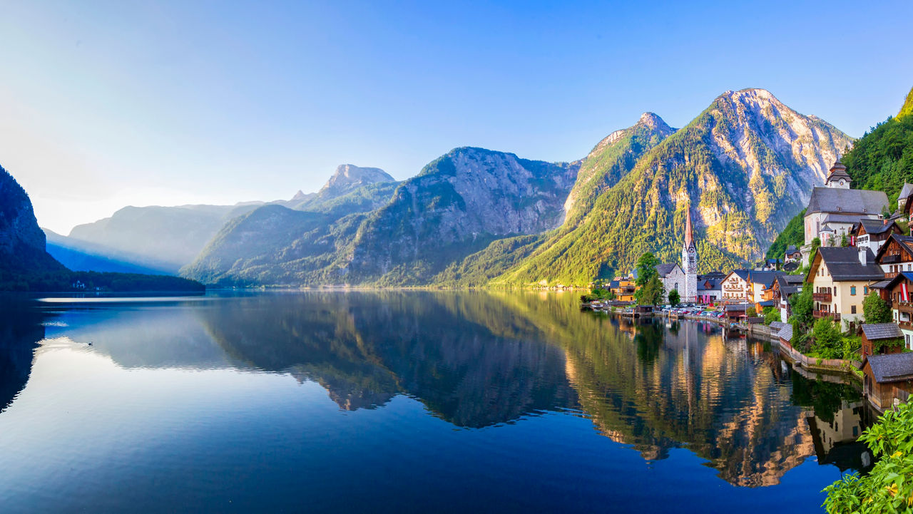 The picturesque Hallstätter lake and the famous Hallstatt village