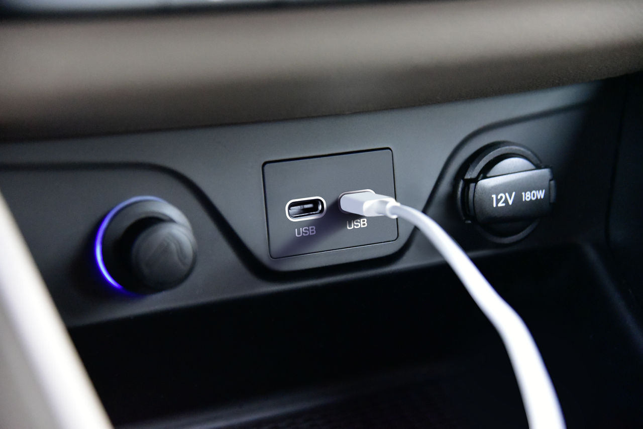 Automotive USB Hub and Charging Design