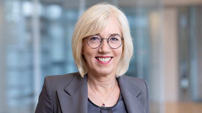 엘케 라이하르트 (Elke Reichart)
