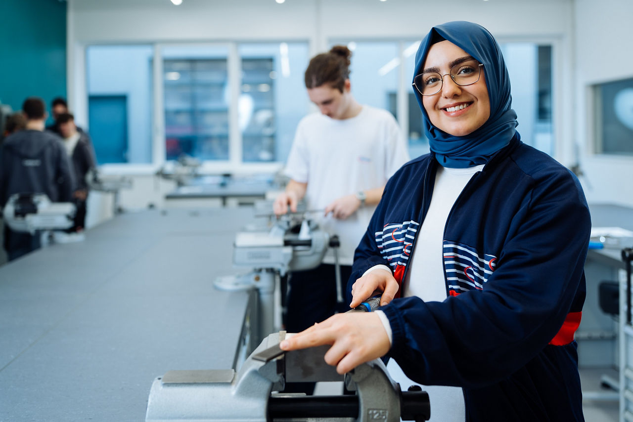 Drehen, Fräsen, Schweißen, Löten - unsere Lehrlinge fertigen maßgeschneiderte Bauteile während ihrer Ausbildung in der Metalltechnik.