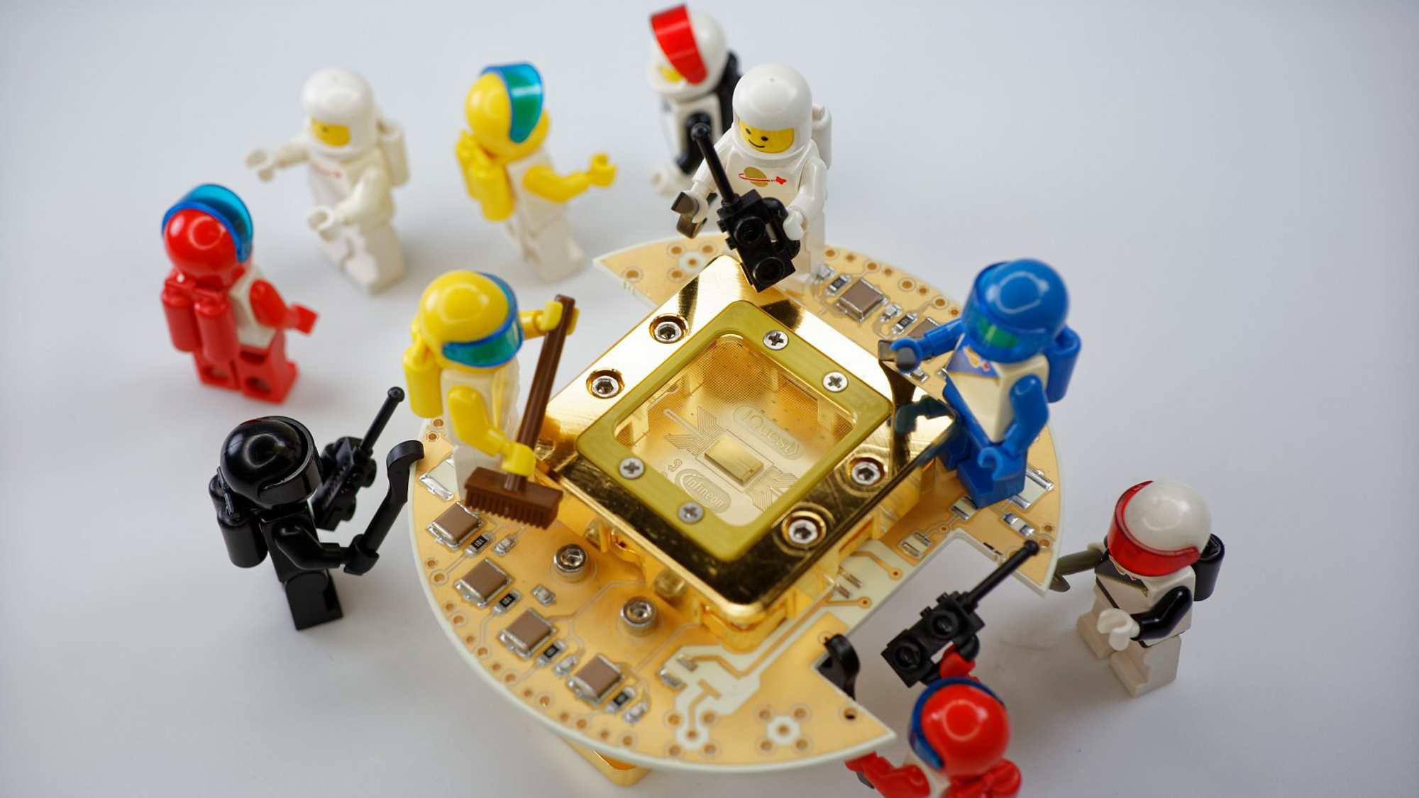 picture-trapped-ions-quantum-socket-and-lego-v01-00.jpg