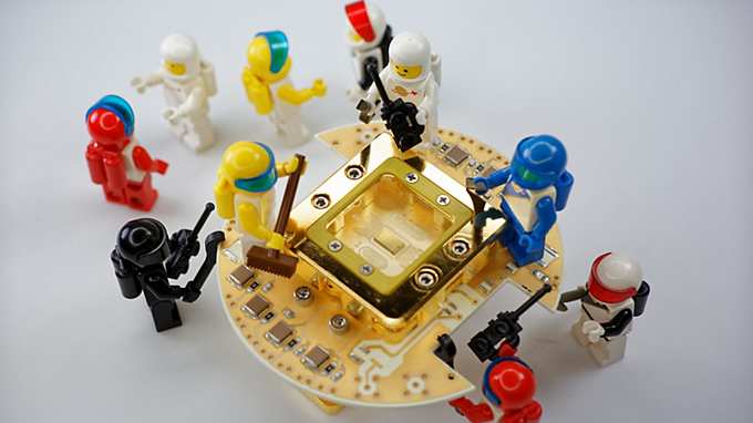 picture-trapped-ions-quantum-socket-and-lego-v01-00.jpg