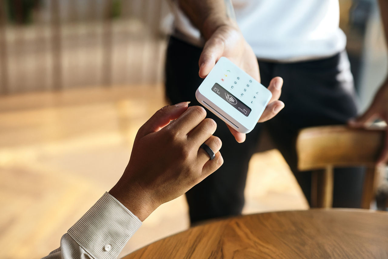 smart-payment-ring-close-up-with-sumup-reader