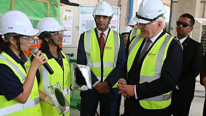 Technology Engineers presenting Wafer to Frank-Walter Steinmeier