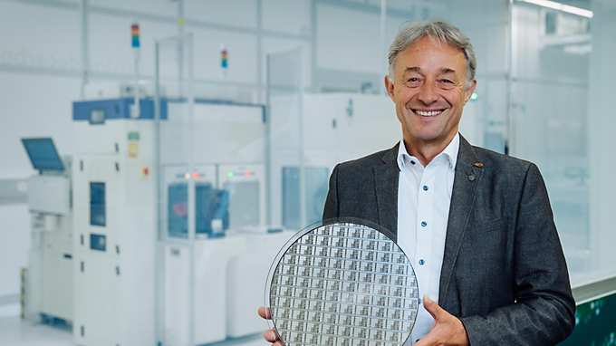 Thomas Reisinger mit weltweit erstem GaN 300 Wafer