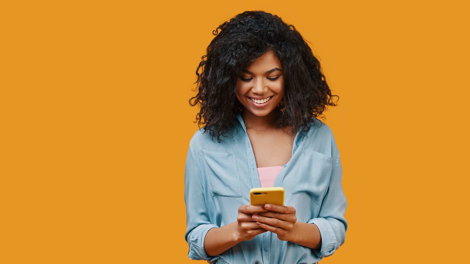 スマートフォンを使っている女性