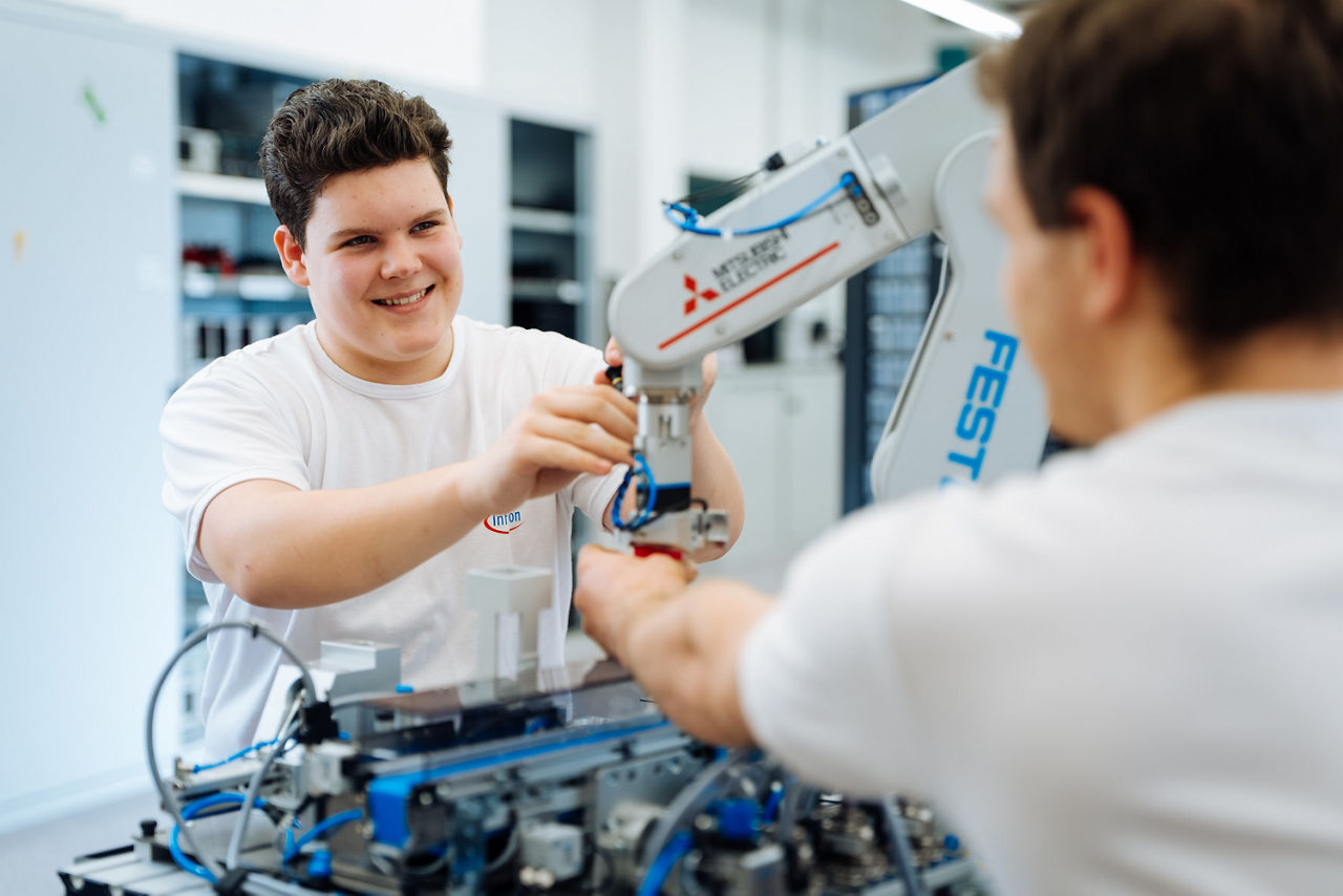 In der Ausbildung zur Elektrotechnik lernen die Auszubildenden, wie man elektrische Systeme konzipiert, implementiert, wartet und programmiert, sowie die Grundlagen von Elektroanlagen, -maschinen und -geräten.
