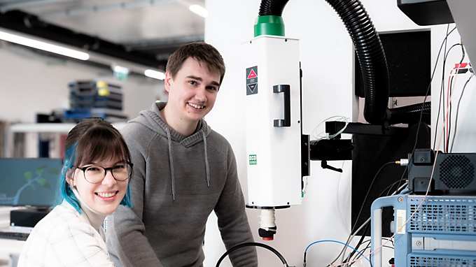 Matthias Wagner und Julia Bernroider, Infineon Entwicklungszentrum Linz